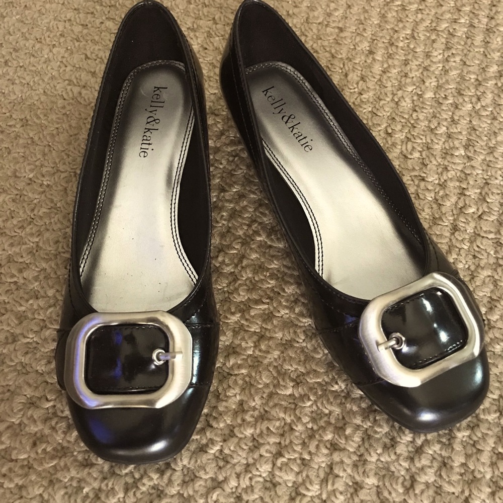 Black patent flats w/buckle